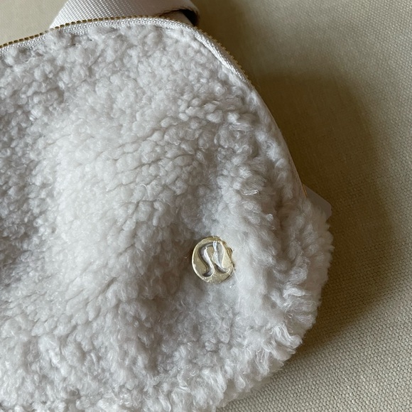 Lululemon Belt Bag 1L Fleece - White Opal/Gold - Picture 2 of 14